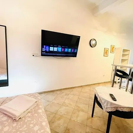 Elizabeth 2 Apartment